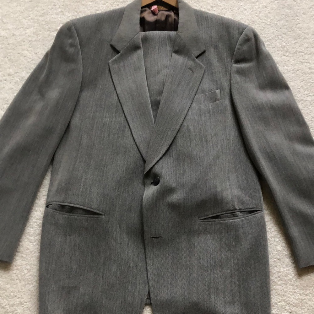DONNA KARAN suit
